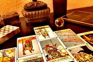 La bonne aventure sur les cartes.  Tarot.  Quel est le mal ?  En quoi la divination peut-elle être dangereuse ?  La bonne aventure pour l'avenir : qui en a besoin et pourquoi sont-elles nocives ?  Est-ce mauvais de deviner ?