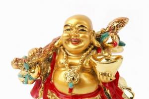 Význam figurky boha bohatství Hotei Laughing Buddha, který drží v ruce tašku